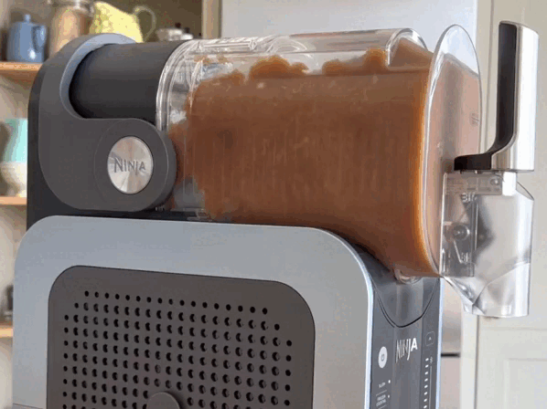 Durch den Zucker und die Reibung bleibt der Cola-Slushie im Gerät geschmeidig Durch den Zucker und die Reibung bleibt der Cola-Slushie im Gerät geschmeidig