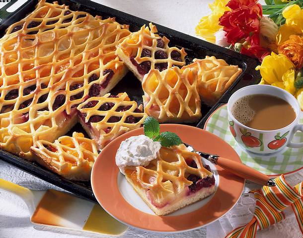 Gitterblechkuchen mit dreierlei Früchten Rezept Gitterblechkuchen mit dreierlei Früchten Rezept