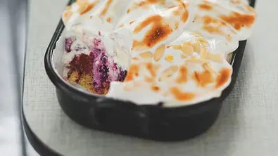 Glace au four mit Rumbeeren und Mandelbaiser Rezept - Foto: LECKER @ Bauer Media Group