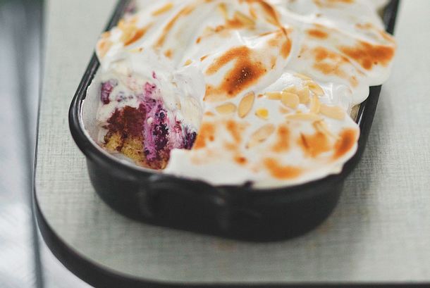 Glace au four mit Rumbeeren und Mandelbaiser Rezept Glace au four mit Rumbeeren und Mandelbaiser Rezept