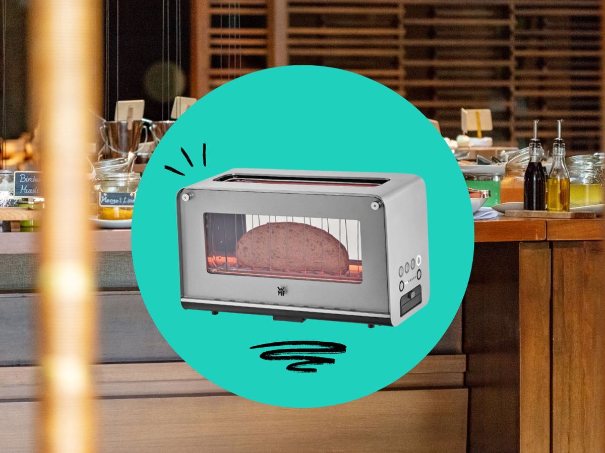 Freisteller vom WMF Lono Glas-Toaster vor einer Hotel-Buffet-Kulisse