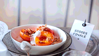 Glasierte Aprikosen mit Amarettini-Crunch Rezept - Foto: House of Food / Food Experts KG