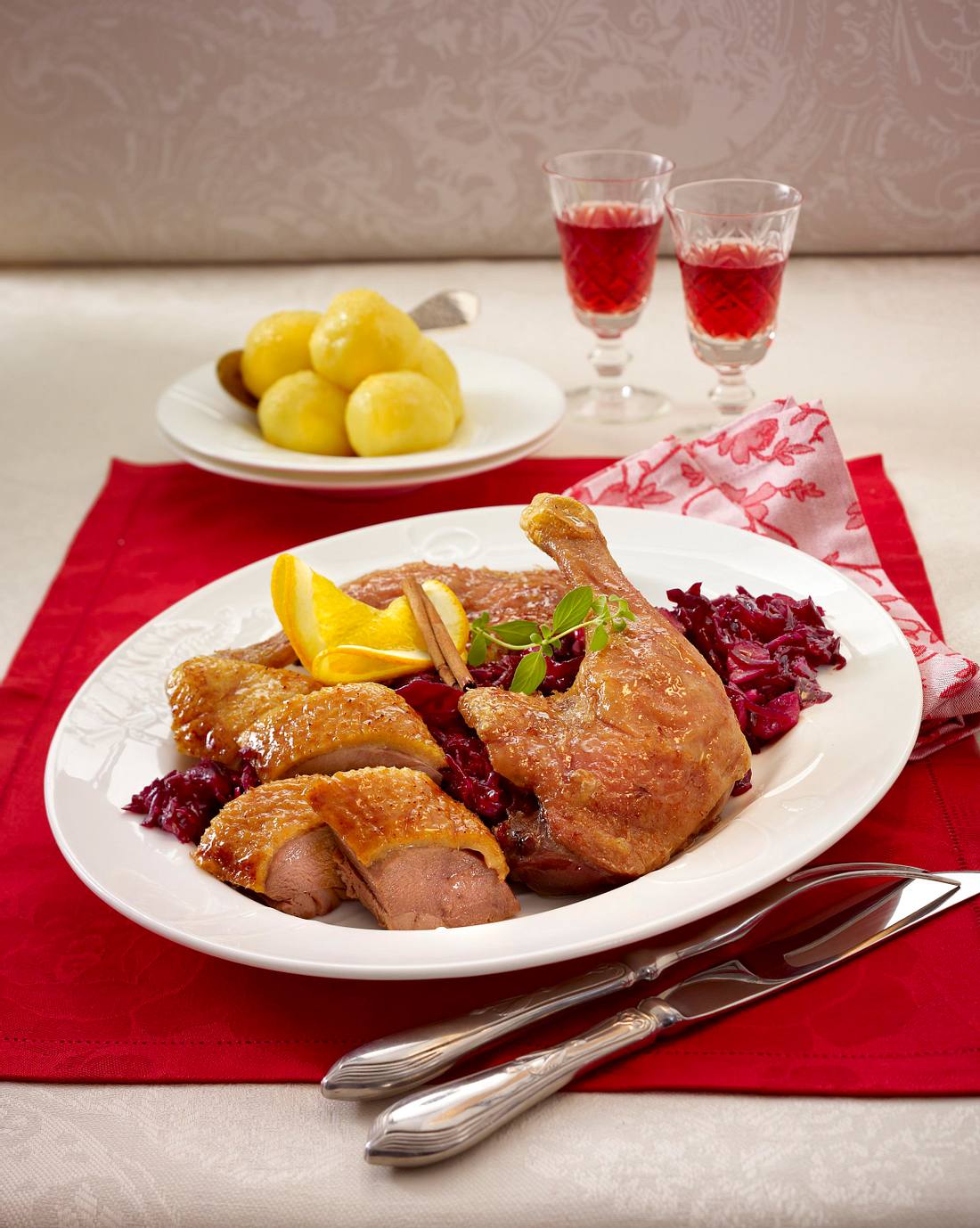 Glasierte Ente mit Orangen-Zimt-Honig zu Rotkohl und Klößen Rezept | LECKER
