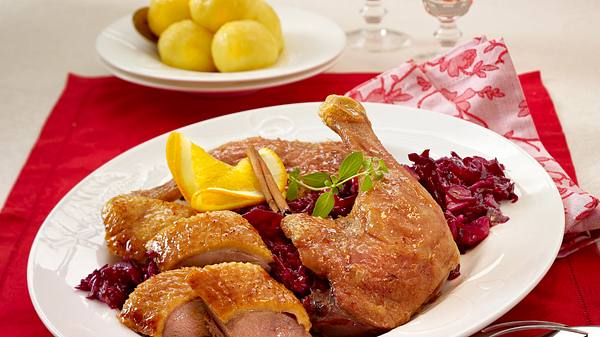 Glasierte Ente mit Orangen-Zimt-Honig zu Rotkohl und Klößen Rezept - Foto: House of Food / Bauer Food Experts KG