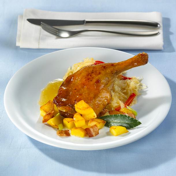 Glasierte Entenkeulen mit Paprikasauerkraut und Kartoffeln Rezept Glasierte Entenkeulen mit Paprikasauerkraut und Kartoffeln Rezept