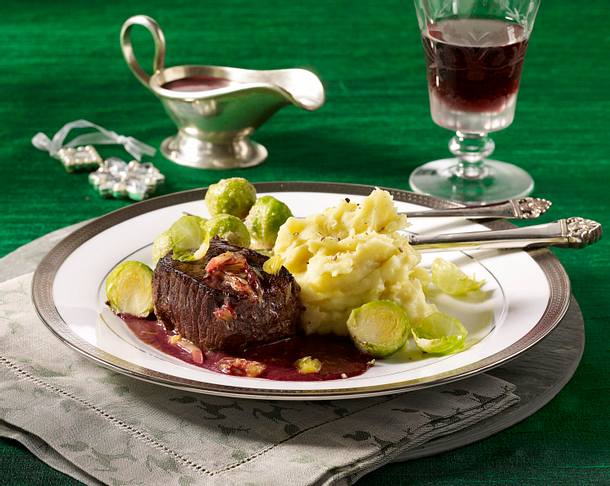 Glasierte Hirschrückensteaks mit Printen-Rotweinsoße Rezept Glasierte Hirschrückensteaks mit Printen-Rotweinsoße Rezept