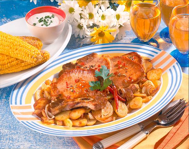 Glasierte Koteletts mit Maiskolben und Röstkartoffeln Rezept Glasierte Koteletts mit Maiskolben und Röstkartoffeln Rezept