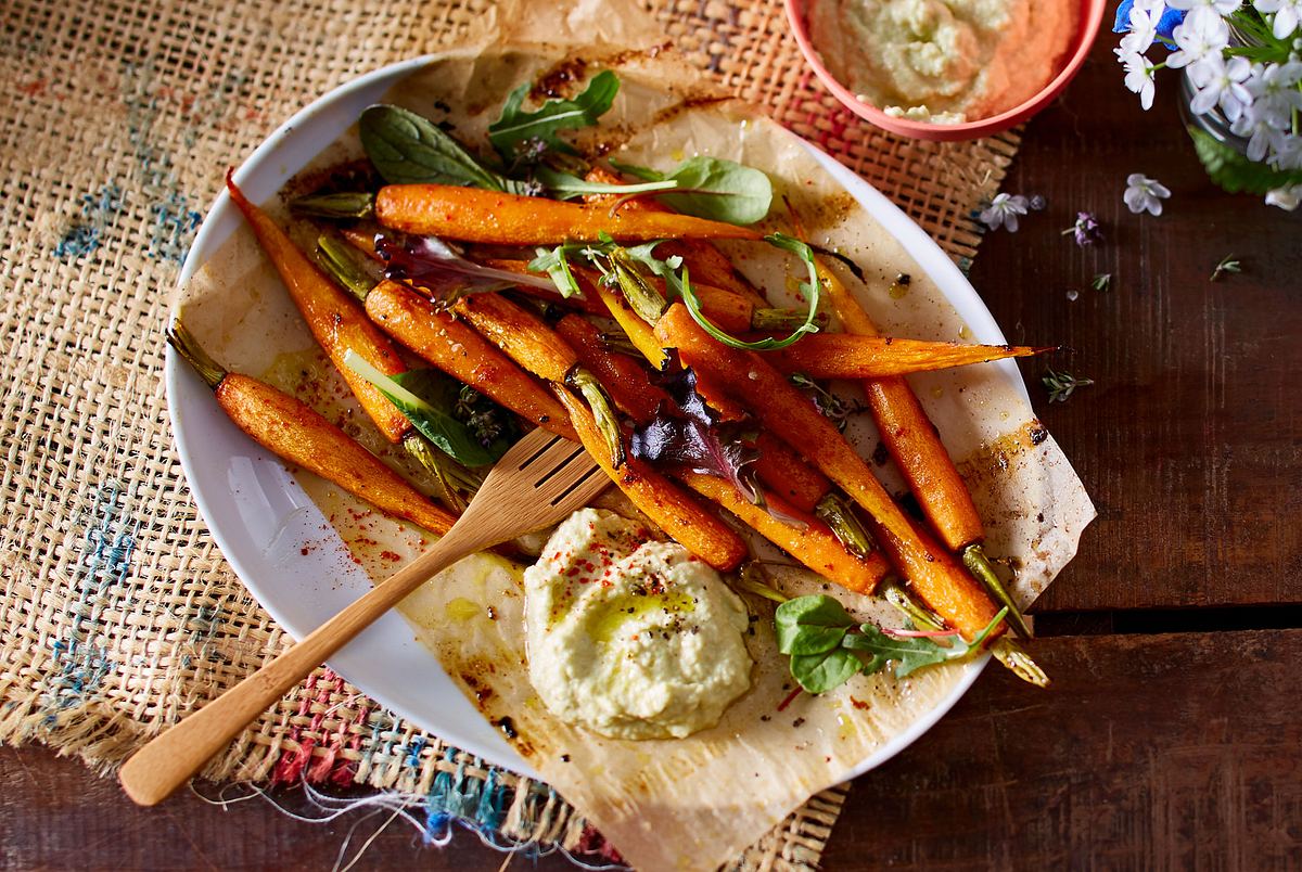 Glasierte Möhren aus dem Ofen mit Zucchini-Hummus Rezept