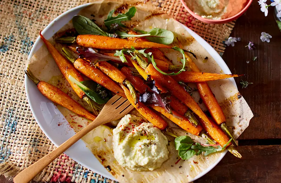 Glasierte Möhren aus dem Ofen mit Zucchini-Hummus Rezept Glasierte Möhren aus dem Ofen mit Zucchini-Hummus Rezept