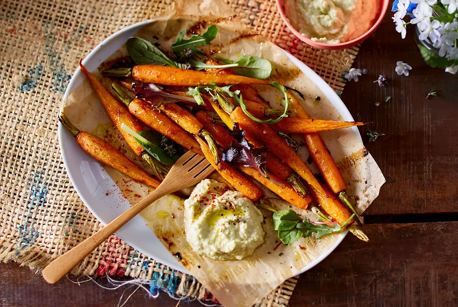 Glasierte Möhren aus dem Ofen mit Zucchini-Hummus Rezept Glasierte Möhren aus dem Ofen mit Zucchini-Hummus Rezept