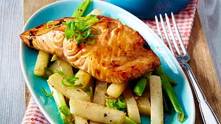 Glasierte Rettich-Pommes zu Teriyaki-Lachs Rezept - Foto: LECKER @ Bauer Media Group Glasierte Rettich-Pommes zu Teriyaki-Lachs Rezept - Foto: LECKER @ Bauer Media Group