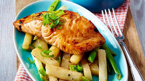 Glasierte Rettich-Pommes zu Teriyaki-Lachs Rezept - Foto: House of Food / Bauer Food Experts KG