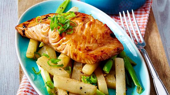 Glasierte Rettich-Pommes zu Teriyaki-Lachs Rezept - Foto: House of Food / Bauer Food Experts KG