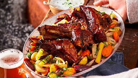 Glasierte Schweinerippen zu Kartoffel-Möhren-Gröstl Rezept - Foto: House of Food / Bauer Food Experts KG