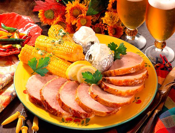 Glasierter Kasselerbraten mit Mais und Folienkartoffeln Rezept Glasierter Kasselerbraten mit Mais und Folienkartoffeln Rezept