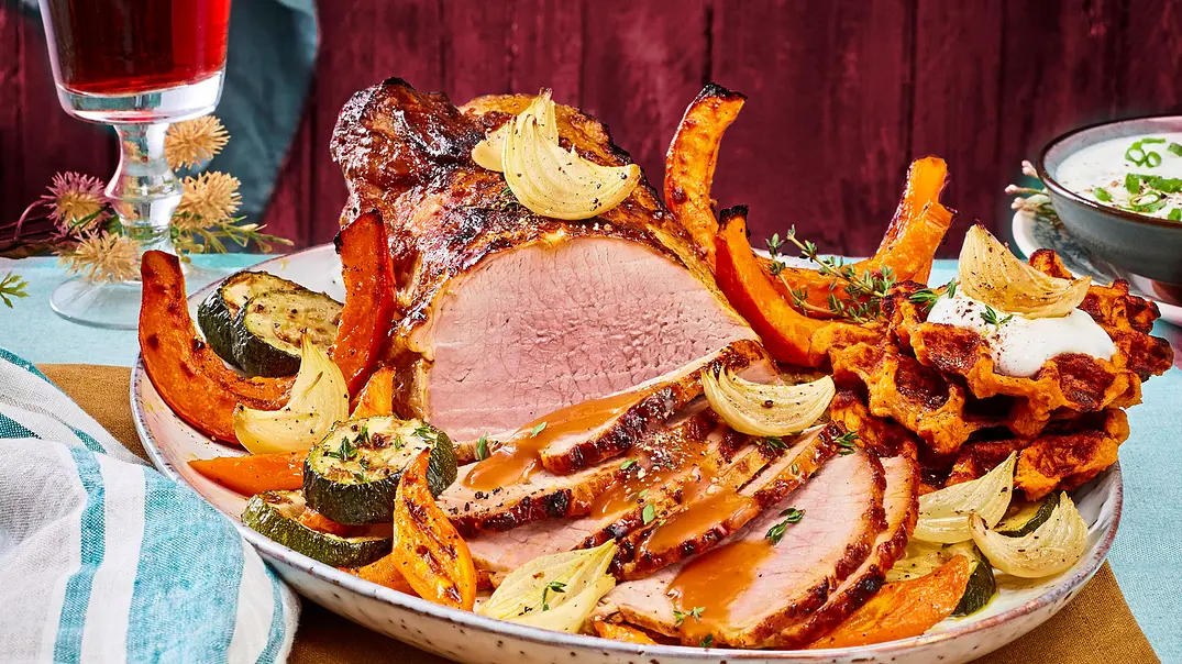 Glasierter Kotelettbraten mit Gemüsesegen aus dem Garten Rezept - Foto: LECKER @ Bauer Media Group Glasierter Kotelettbraten mit Gemüsesegen aus dem Garten Rezept - Foto: LECKER @ Bauer Media Group