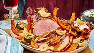 Glasierter Kotelettbraten mit Gemüsesegen aus dem Garten Rezept - Foto: LECKER @ Bauer Media Group Glasierter Kotelettbraten mit Gemüsesegen aus dem Garten Rezept - Foto: LECKER @ Bauer Media Group