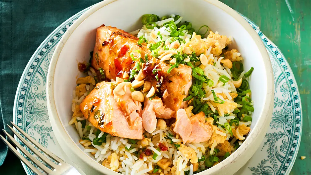 Glasierter Lachs auf Ruck-Zuck-Bratreis Rezept - Foto: LECKER @ Bauer Media Group Glasierter Lachs auf Ruck-Zuck-Bratreis Rezept - Foto: LECKER @ Bauer Media Group