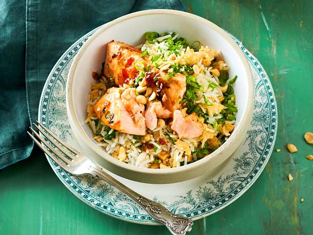Glasierter Lachs auf Ruck-Zuck-Bratreis rezept