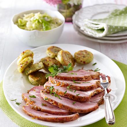 Glasierter Schinkenbraten mit Kartoffelplätzchen und Rahmspitzkohl Rezept Glasierter Schinkenbraten mit Kartoffelplätzchen und Rahmspitzkohl Rezept