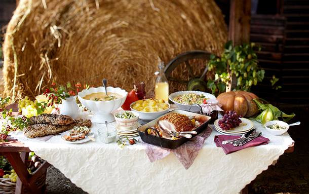Glasierter Schinkenbraten mit Tomaten, Maiskolben und Schalotten Rezept