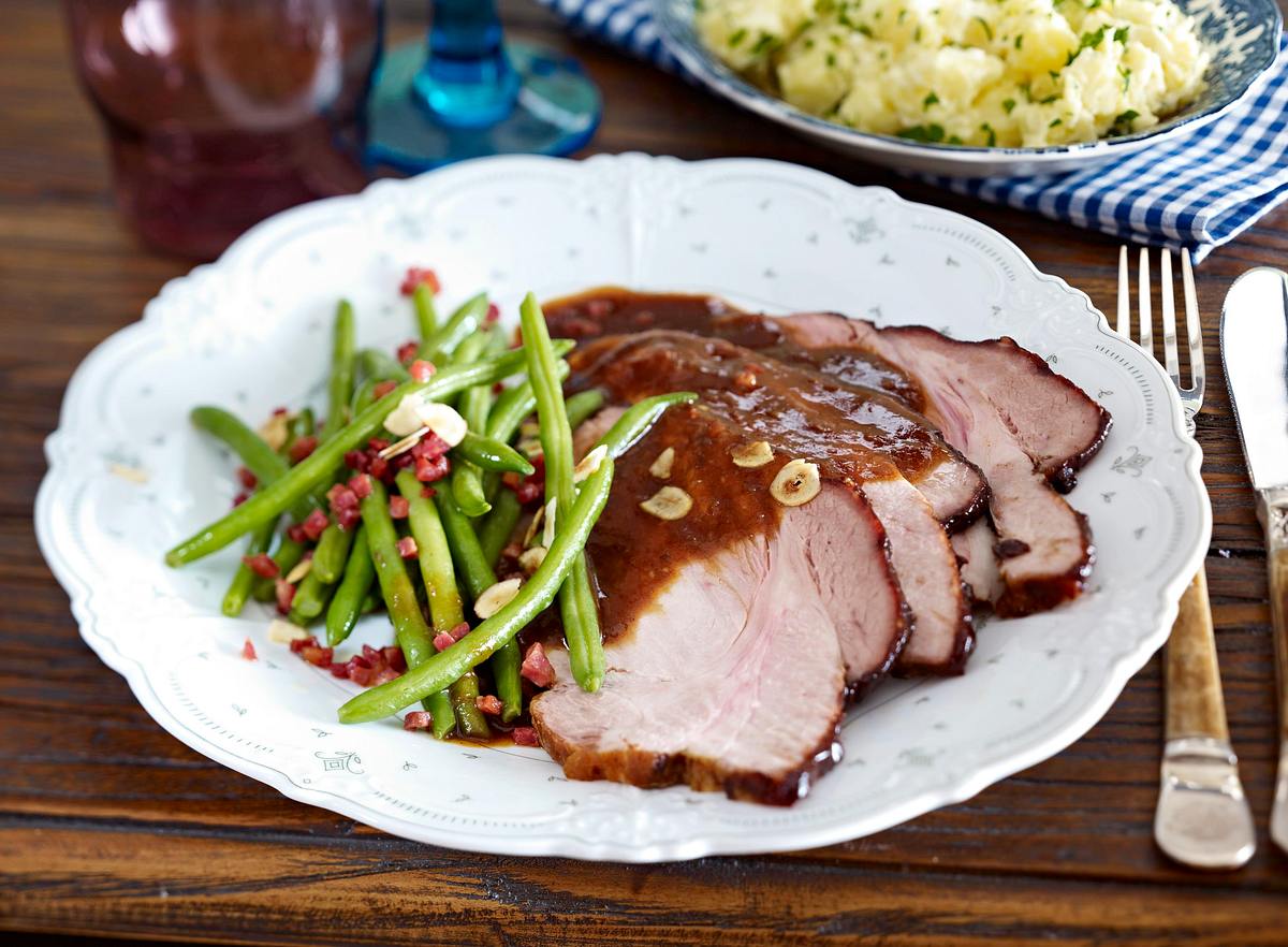 Glasierter Schweinebraten mit Pflaumenmus-Meerrettich-Soße und Schmandkartoffeln Rezept