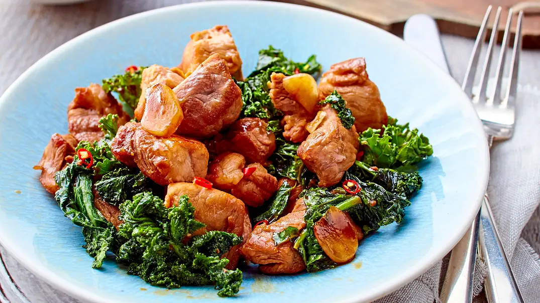 Glasierter Schweinenacken mit asiatischem Grünkohl Rezept - Foto: LECKER @ Bauer Media Group Glasierter Schweinenacken mit asiatischem Grünkohl Rezept - Foto: LECKER @ Bauer Media Group
