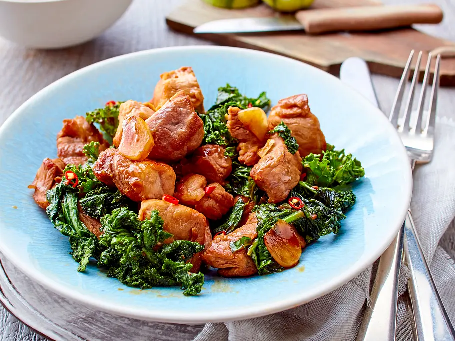 Glasierter Schweinenacken mit asiatischem Grünkohl Rezept Glasierter Schweinenacken mit asiatischem Grünkohl Rezept