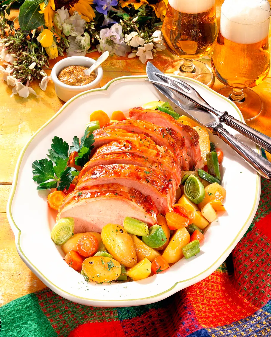 Glasiertes Kasseler im Gemüse-Bett Rezept Glasiertes Kasseler im Gemüse-Bett Rezept