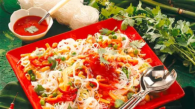 Glasnudel-Salat süß-sauer Rezept - Foto: LECKER @ Bauer Media Group