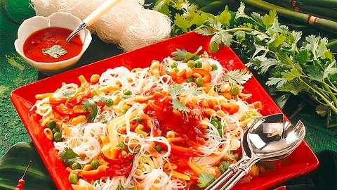 Glasnudel-Salat süß-sauer Rezept - Foto: House of Food / Bauer Food Experts KG