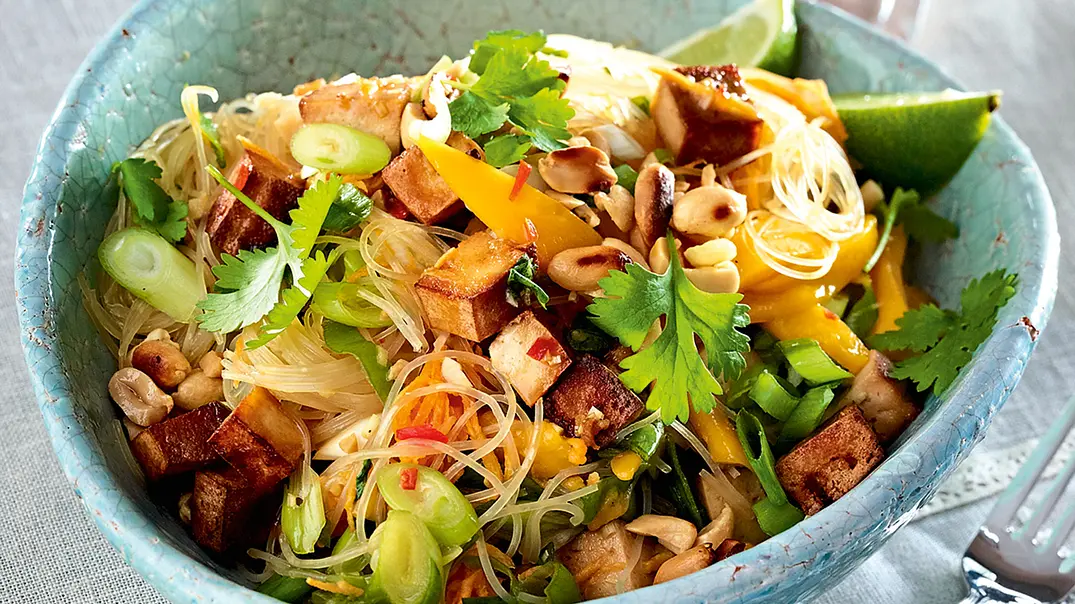 Glasnudelsalat mit Mango und Räuchertofu Rezept - Foto: LECKER @ Bauer Media Group Glasnudelsalat mit Mango und Räuchertofu Rezept - Foto: LECKER @ Bauer Media Group