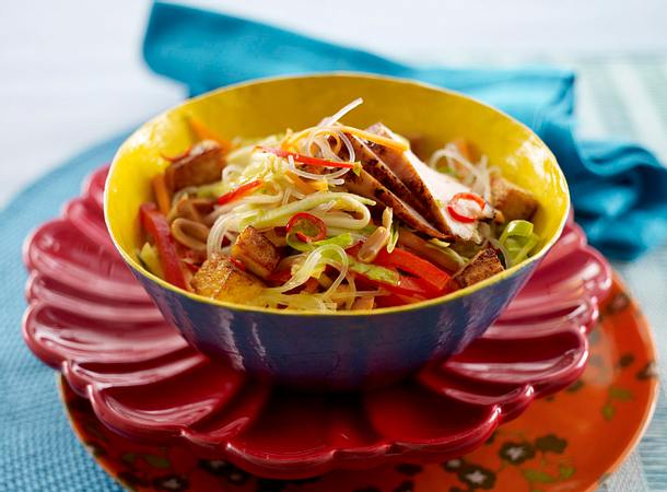 Glasnudelsalat mit mariniertem Hähnchen und Tofu Rezept Glasnudelsalat mit mariniertem Hähnchen und Tofu Rezept