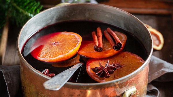 Klassischer Glühwein mit Orange, Zimt und Sternanis in einem Topf - Foto: iStock, Shaiith