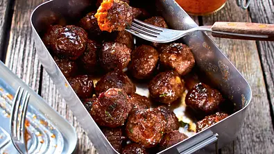 Glüh-Meatballs für zwischendurch Rezept - Foto: LECKER @ Bauer Media Group