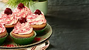 Glühkirsch-Cupcakes Rezept - Foto: LECKER @ Bauer Media Group