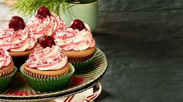 Glühkirsch-Cupcakes Rezept - Foto: LECKER @ Bauer Media Group Glühkirsch-Cupcakes Rezept - Foto: LECKER @ Bauer Media Group