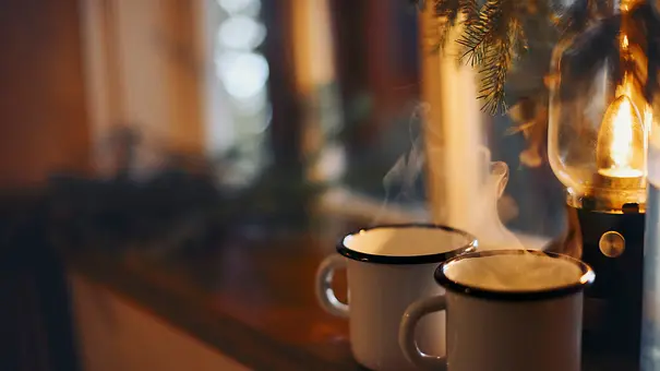 Zwei dampfende Tassen Glühwein auf einer Fensterbank - Foto: iStock / petrenkod Zwei dampfende Tassen Glühwein auf einer Fensterbank - Foto: iStock / petrenkod