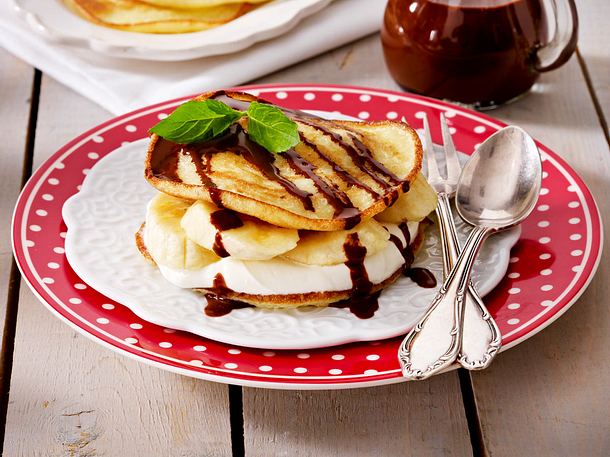 Glutenfreie Pfannkuchen mit Bananen, Quarkcreme und Schokoladensoße Rezept Glutenfreie Pfannkuchen mit Bananen, Quarkcreme und Schokoladensoße Rezept