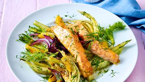 Glutenfreie Rezepte: Lachs-Sticks auf Fenchelgemüse - Foto: House of Food / Bauer Food Experts KG