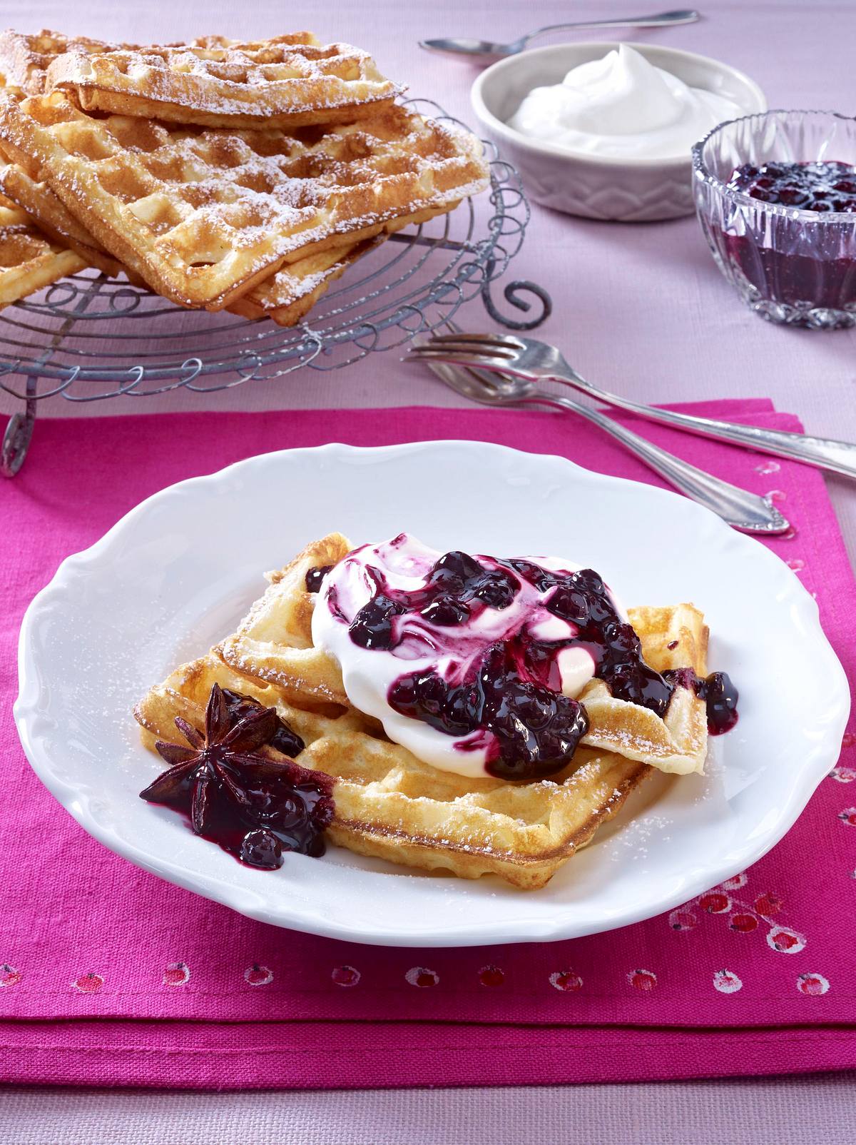 Glutenfreie Waffel mit Schmandcreme und würzigem Heidelbeerkompott Rezept