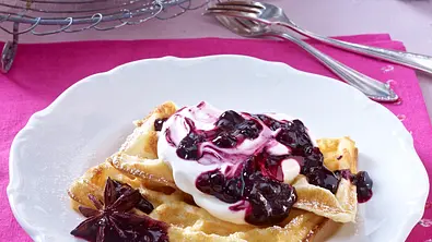 Glutenfreie Waffel mit Schmandcreme und würzigem Heidelbeerkompott Rezept - Foto: LECKER @ Bauer Media Group