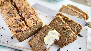 Glutenfreies Kürbiskern-Brot Rezept - Foto: LECKER @ Bauer Media Group