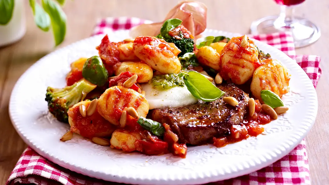 Gnocchi al forno mit Rumpsteaks Rezept - Foto: LECKER @ Bauer Media Group Gnocchi al forno mit Rumpsteaks Rezept - Foto: LECKER @ Bauer Media Group