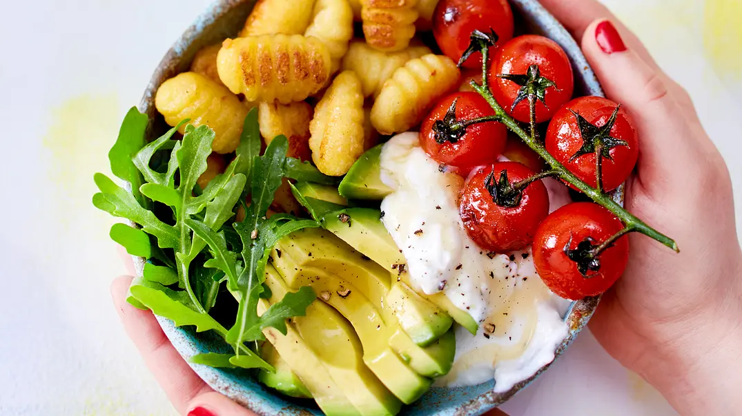 Gnocchi-Bowl mit Tomaten und Feta-Soße Rezept - Foto: LECKER @ Bauer Media Group Gnocchi-Bowl mit Tomaten und Feta-Soße Rezept - Foto: LECKER @ Bauer Media Group