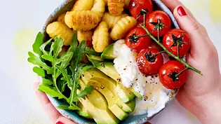 Gnocchi-Bowl mit Tomaten und Feta-Soße Rezept - Foto: LECKER @ Bauer Media Group Gnocchi-Bowl mit Tomaten und Feta-Soße Rezept - Foto: LECKER @ Bauer Media Group