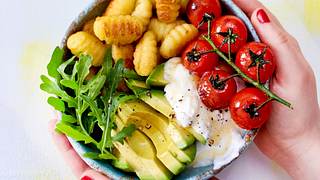 Gnocchi-Bowl mit Tomaten und Feta-Soße Rezept - Foto: House of Food / Bauer Food Experts KG