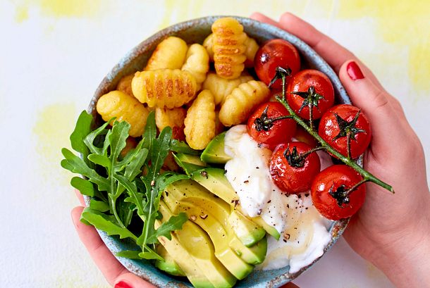 Gnocchi-Bowl mit Tomaten und Feta-Soße Rezept