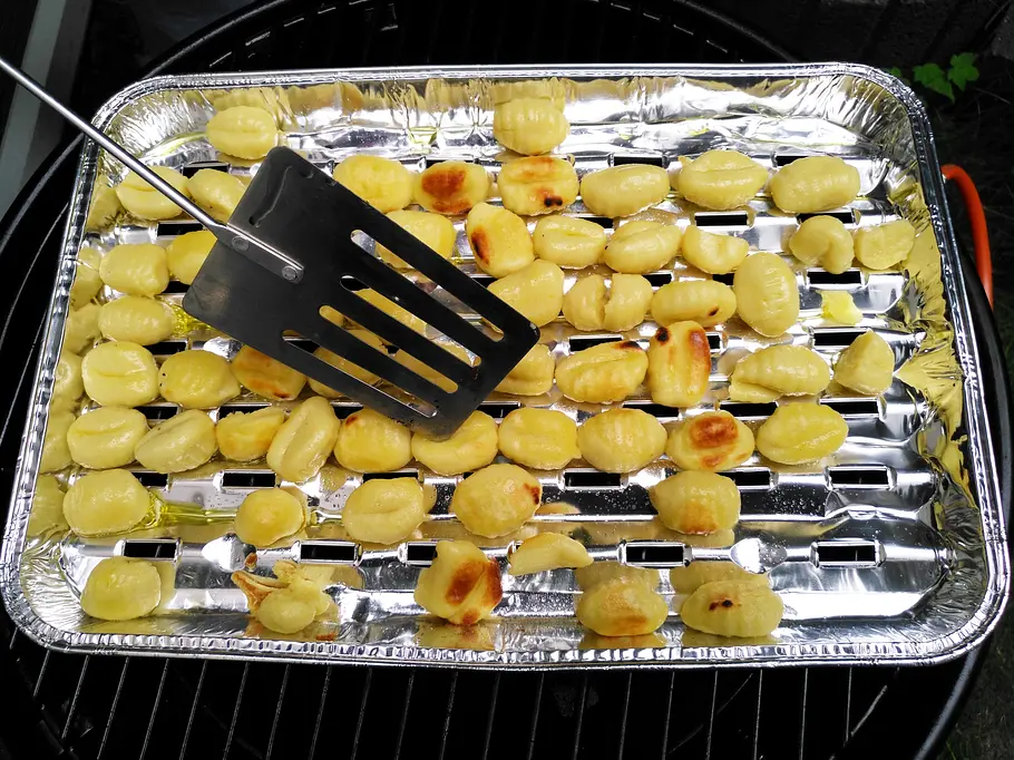 Auf einer Aluschale ausgebreitet, lassen sich Gnocchi toll grillen