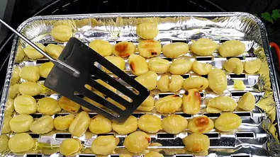 Gnocchi auf der Aluschale grillen - Foto: LECKER @ Bauer Media Group